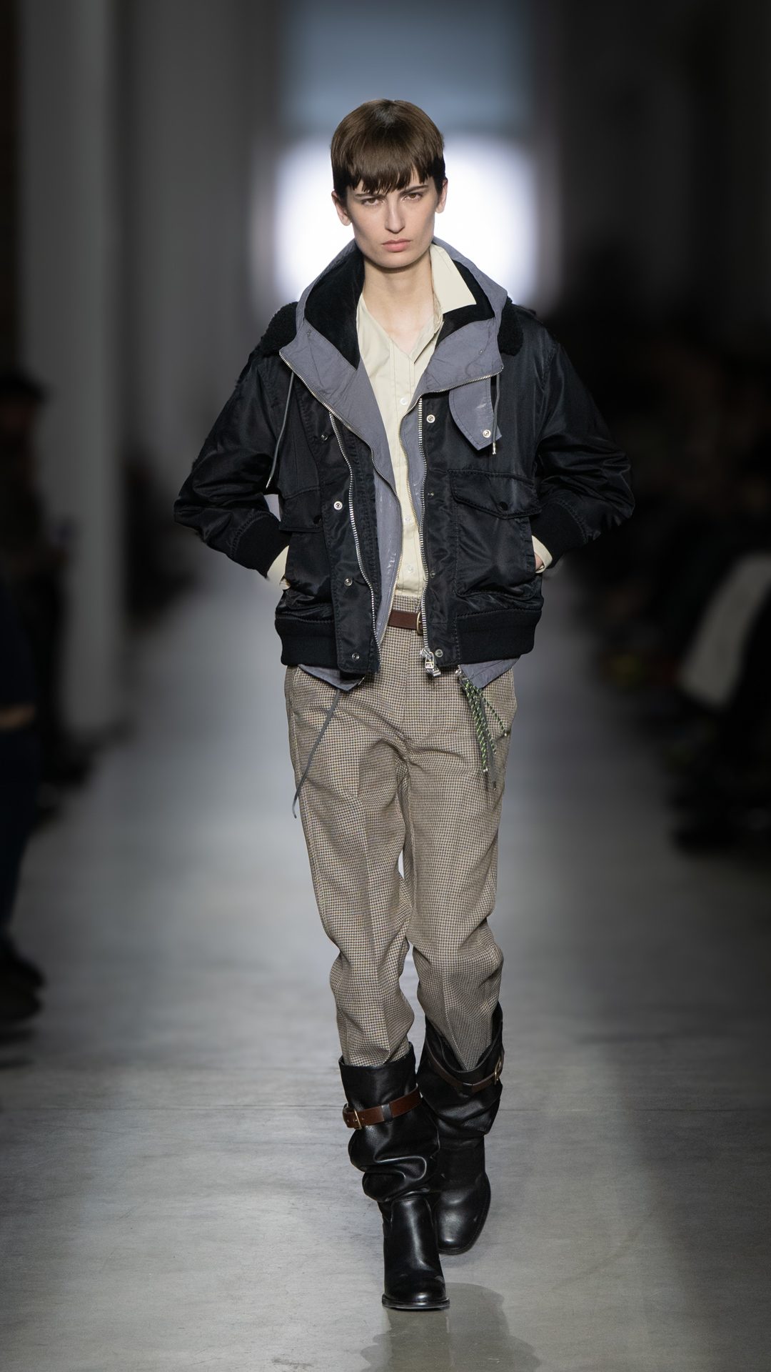 Look con giacca tecnica Onitsuka Tiger