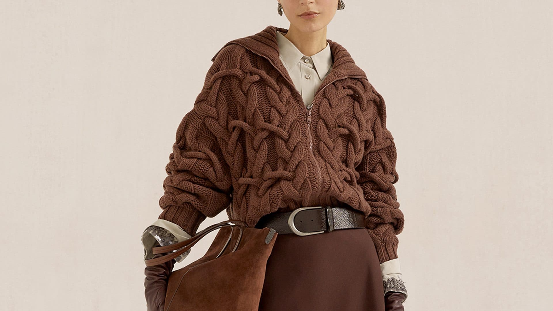 Come vestirsi a febbraio tra maglioni zip, piumini crop e nuovi colori: i look da copiare per l'inverno 2026