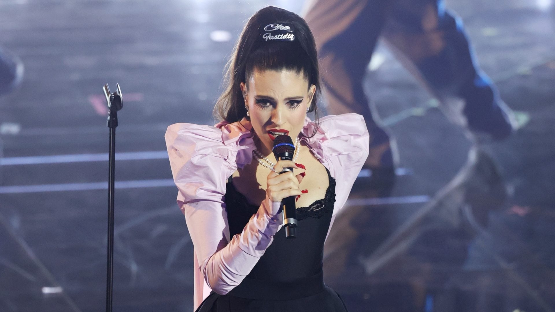 Perché Ditonellapiaga a Sanremo 2026 indossa sempre i fiocchi