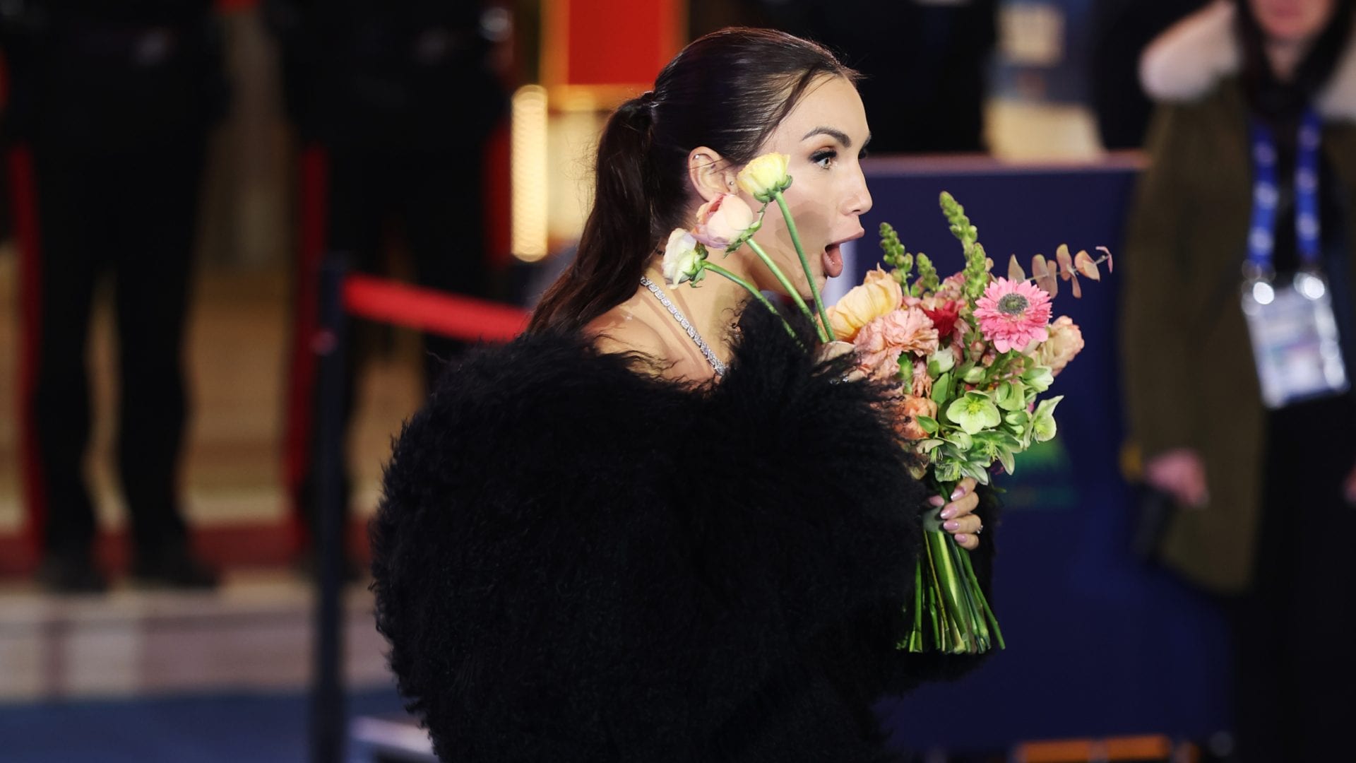 Elettra Lamborghini inciampa sul Green Carpet di Sanremo e rischia di cadere: "Barcollo ma non mollo"