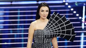 Per Elettra è l'ultima "notte di paillettes" (e festini bilaterali)