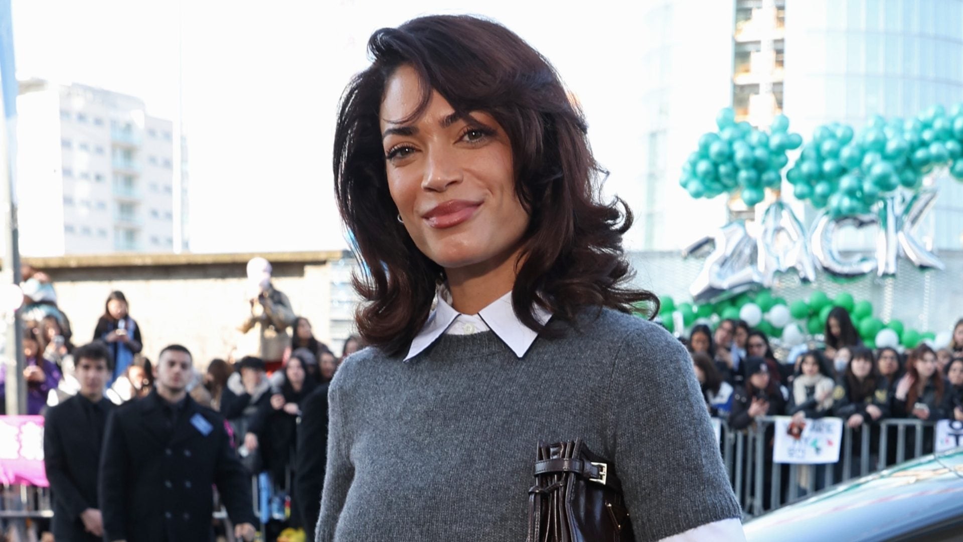 Elodie "diserta" Sanremo 2026: alle sfilate di Milano sfoggia il caschetto vaporoso e retrò