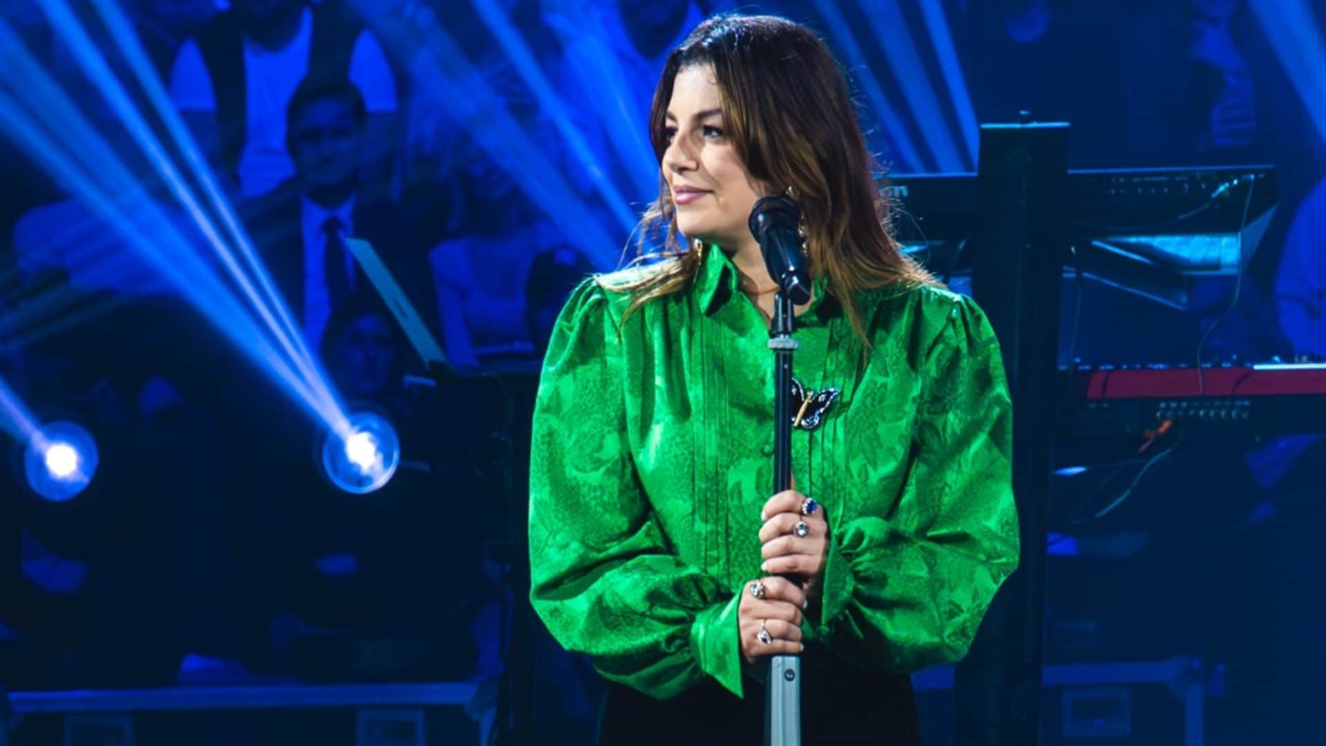 Emma Marrone ritorna in tv in versione rock: il look indossato a Taratata è un omaggio a Valentino