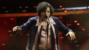 Di chi è il nome cucito sulla camicia di Ermal Meta 