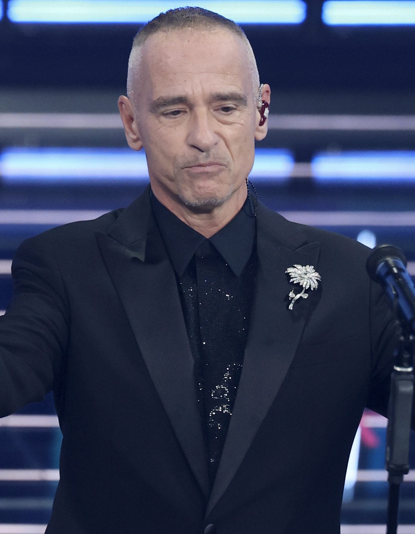 Eros Ramazzotti con spilla Pennisi in platino e diamanti sul palco della terza serata di Sanremo 2026