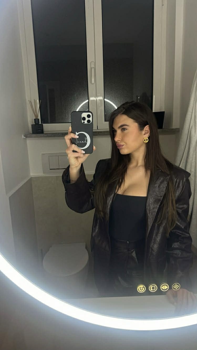 Il look dark di Chanel Totti