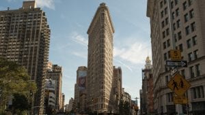 La storia del Flatiron di New York, il grattacielo a forma di ferro da stiro diventato un condominio