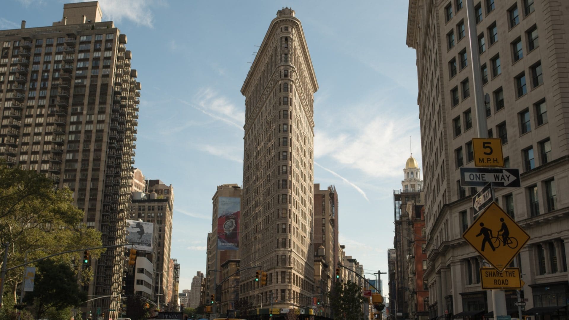 La storia del Flatiron di New York, il grattacielo a forma di ferro da stiro diventato un condominio