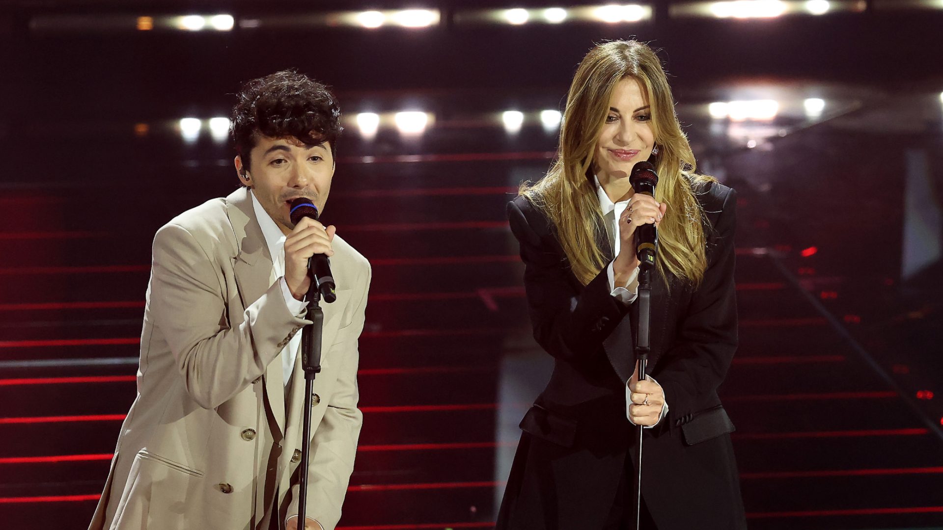 Francesca Fagnani a Sanremo in smoking e coi gioielli da Diva: perché si è vestita da uomo nella serata delle cover