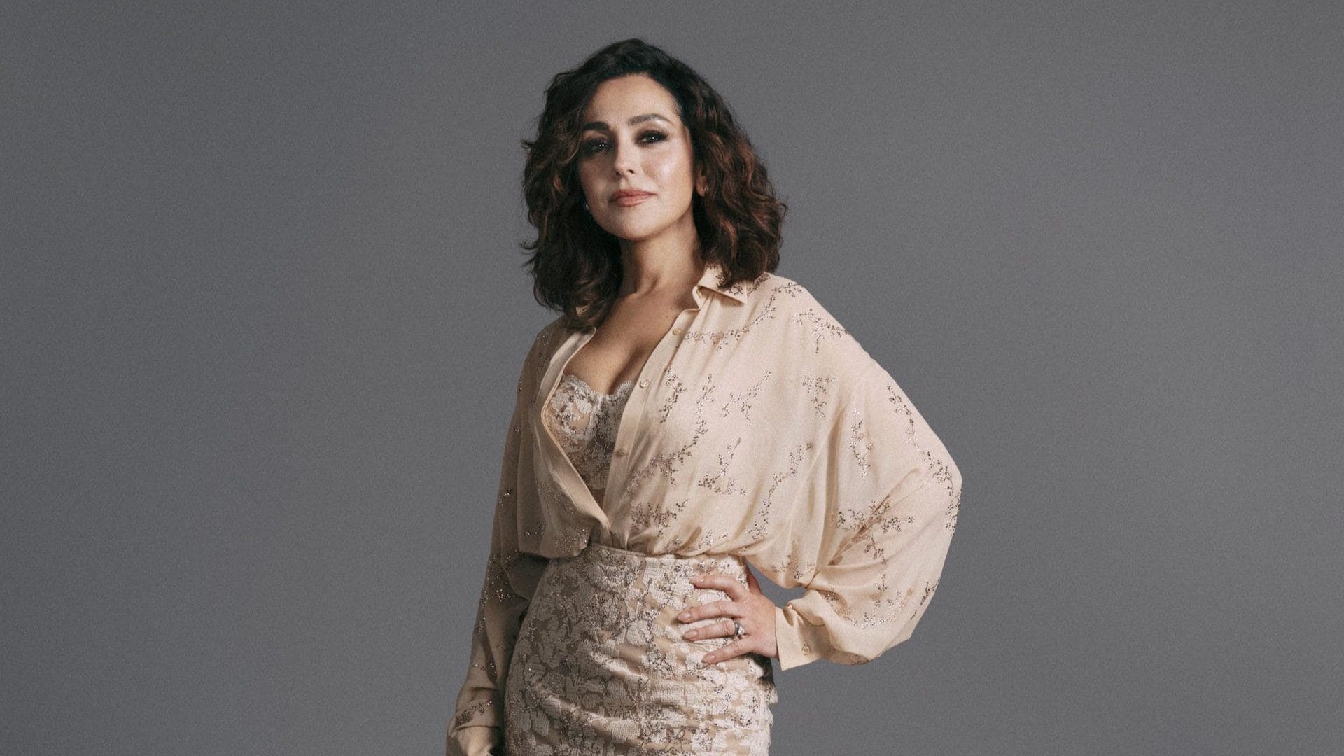 Chi veste Francesca Vaccaro a Sanremo: cosa ha indossato la moglie di Carlo Conti per la serata cover