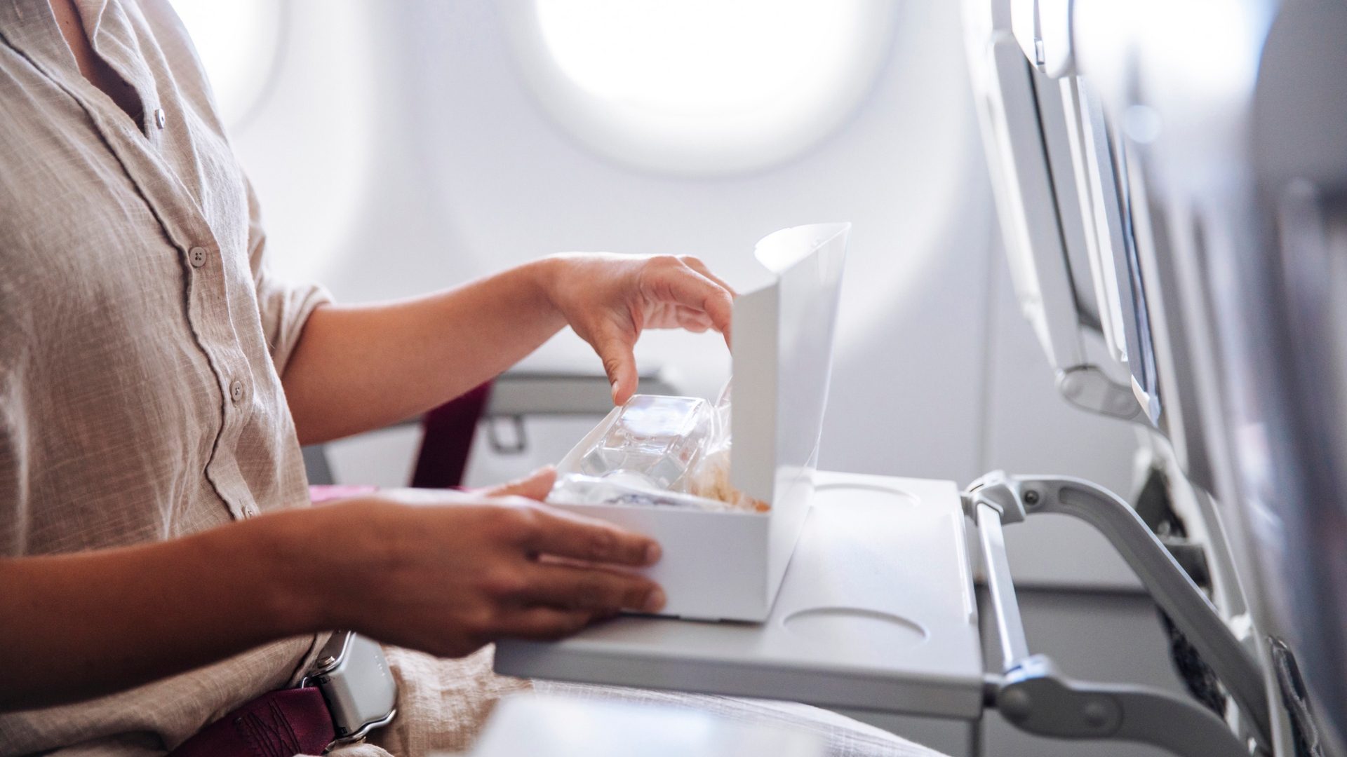 Perché la frutta secca dovrebbe essere vietata sugli aerei