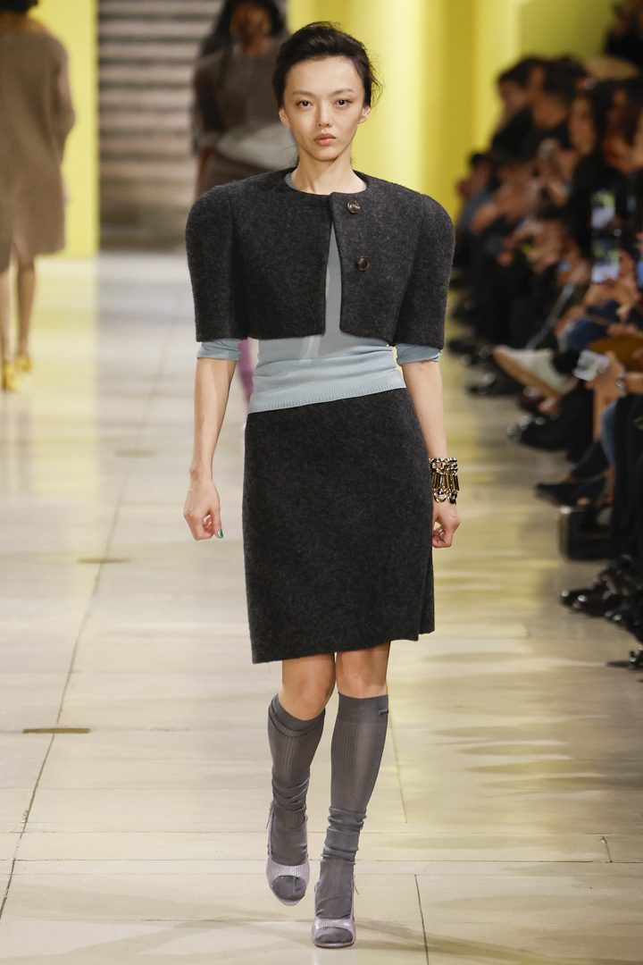 Un look dalla collezione Autunno/Inverno 2025–2026 di Miu Miu