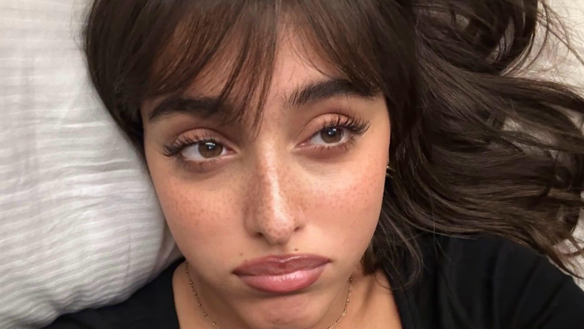 Giulia Stabile cambia look: è il momento della frangetta a tendina