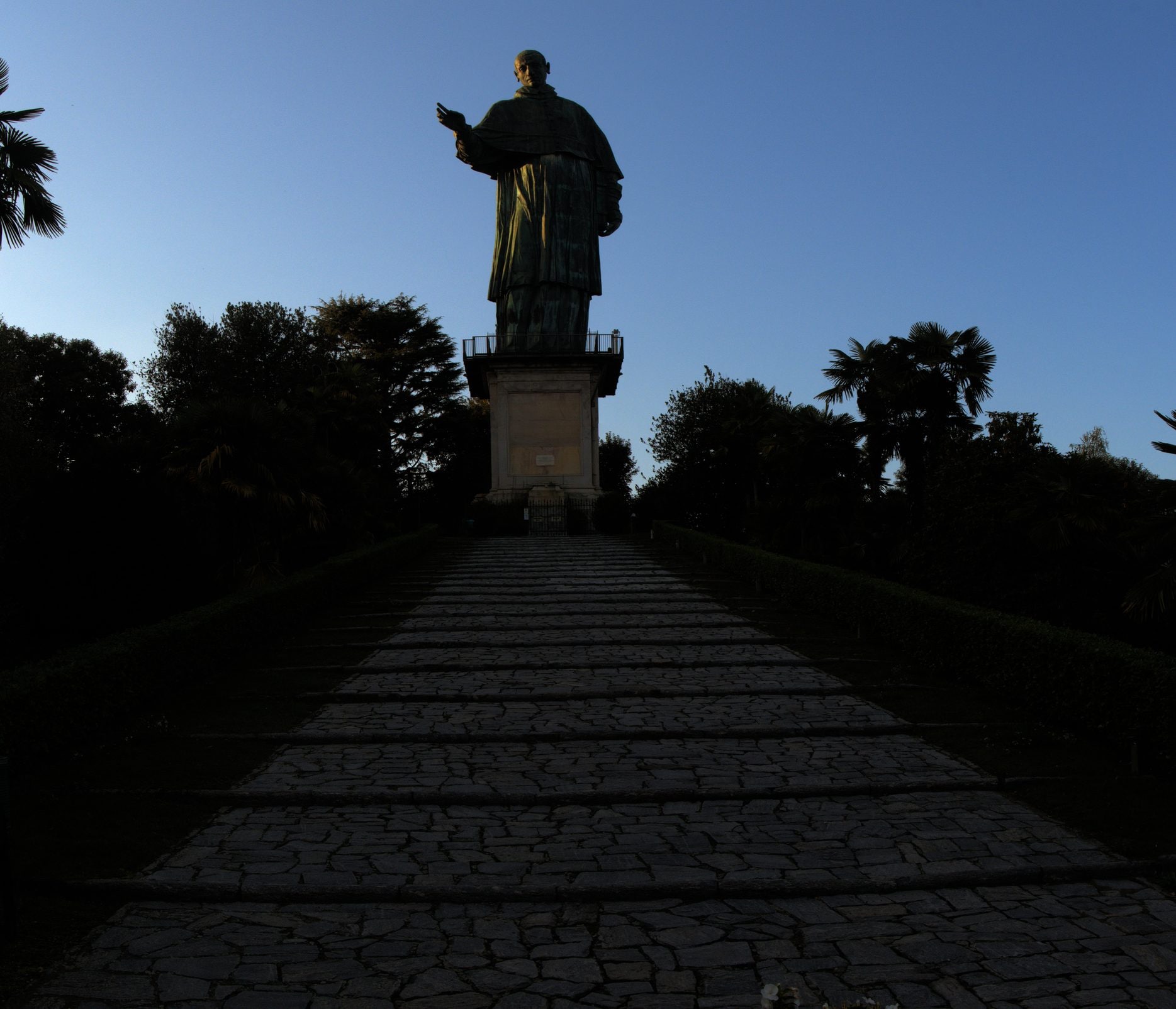 Le scalinate che portano alla statua di San Carlo Borromeo, al tramonto