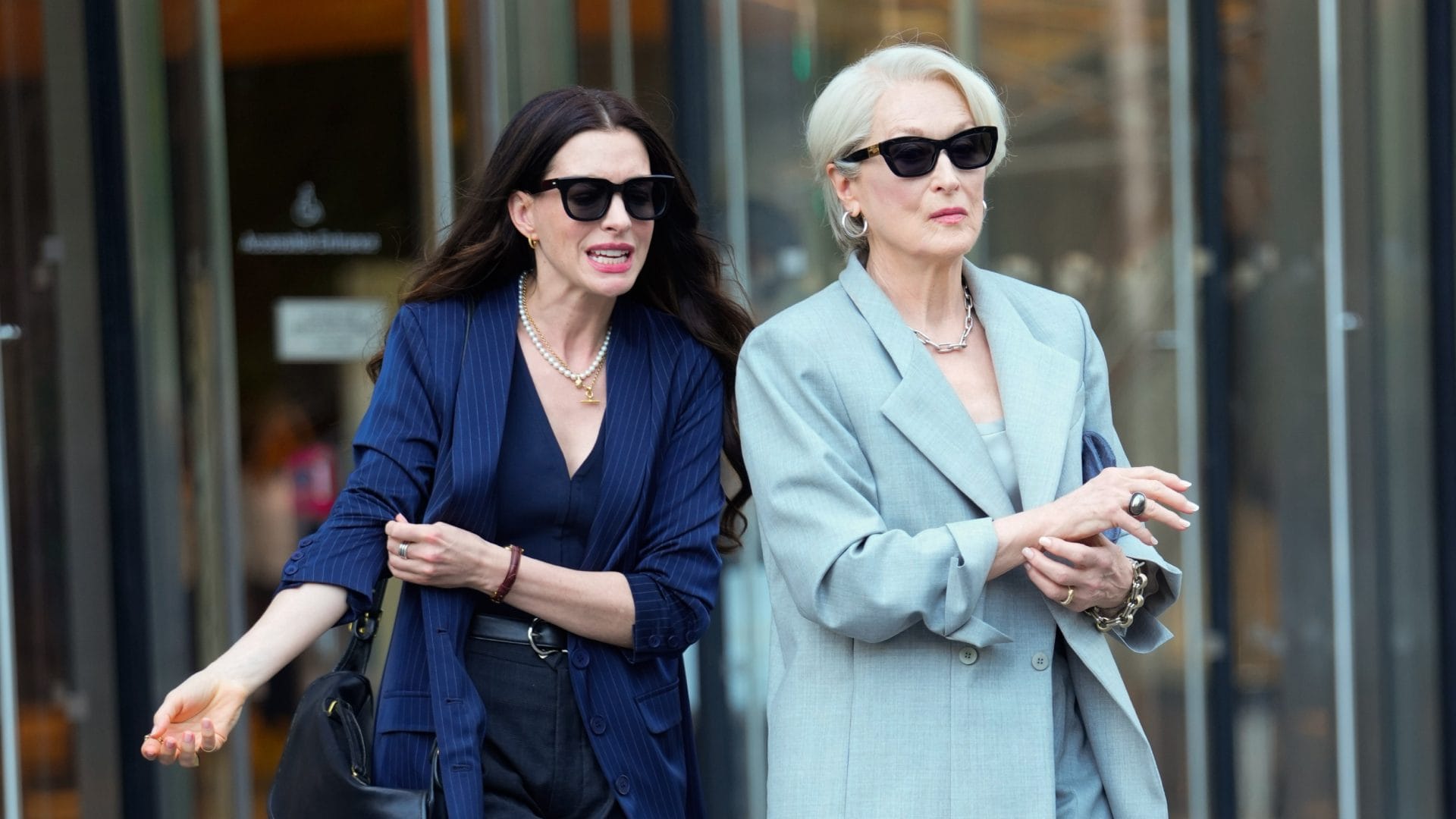 Al cinema per Il Diavolo veste Prada 2, Anne Hathaway: "Mettete qualcosa che Miranda approverebbe"