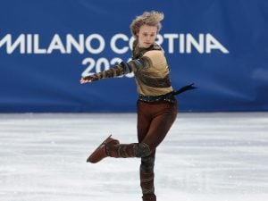 Ilia Malinin alle Olimpiadi incanta e sconvolge: è un guerriero vestito d’oro