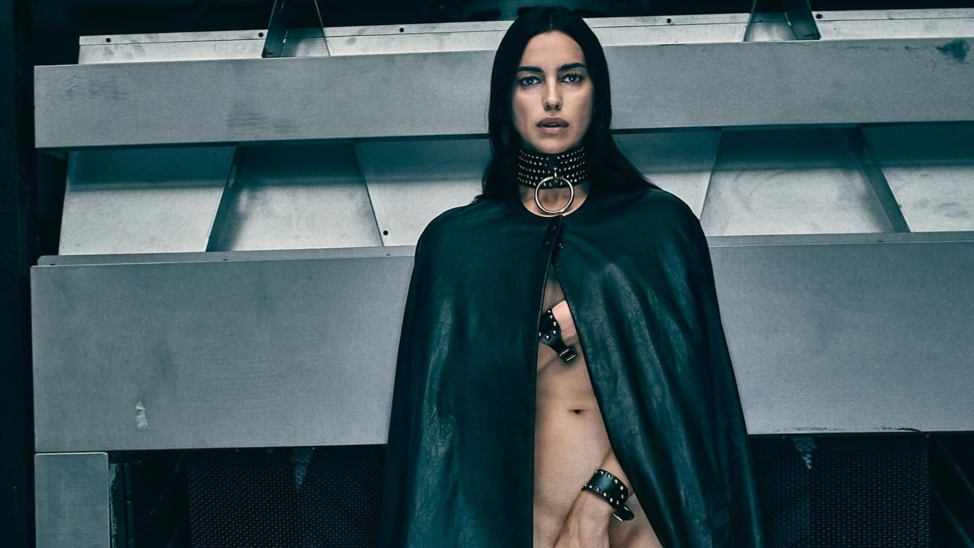 Irina Shayk posa nuda prima di Sanremo: le foto senza veli della co-conduttrice del Festival