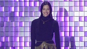 L'abito con la schiena nuda di Irina Shayk a Sanremo è riciclato