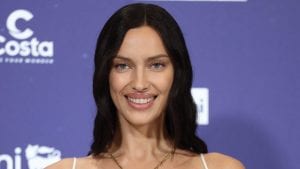 Irina Shayk arriva a Sanremo con un diamante tra i denti