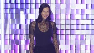 Irina Shayk debutta a Sanremo tra pizzo e trasparenze: i look della modella all'Ariston