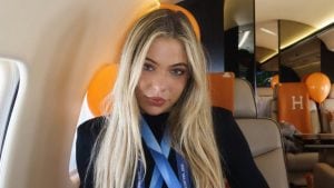 Il jet privato di Jutta Leerdam con i cuscini Hermès da 1000 euro