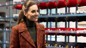 Kate Middleton fa visita all'azienda tessile resa famosa da Meghan Markle