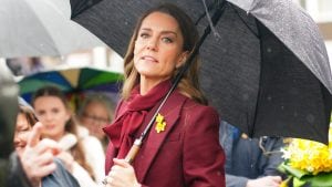 Perché Kate Middleton in Galles ha indossato dei narcisi gialli sul cappotto