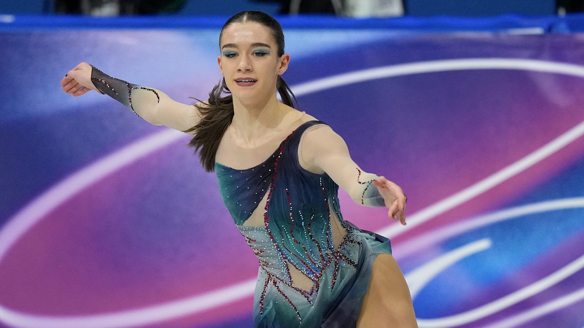 Perché i costumi di Lara Naki Gutmann alle Olimpiadi hanno dei tagli: "È uno squalo che si immerge negli abissi"