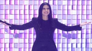 Laura Pausini continua a brillare a Sanremo 2026: gli abiti scintillanti della seconda serata