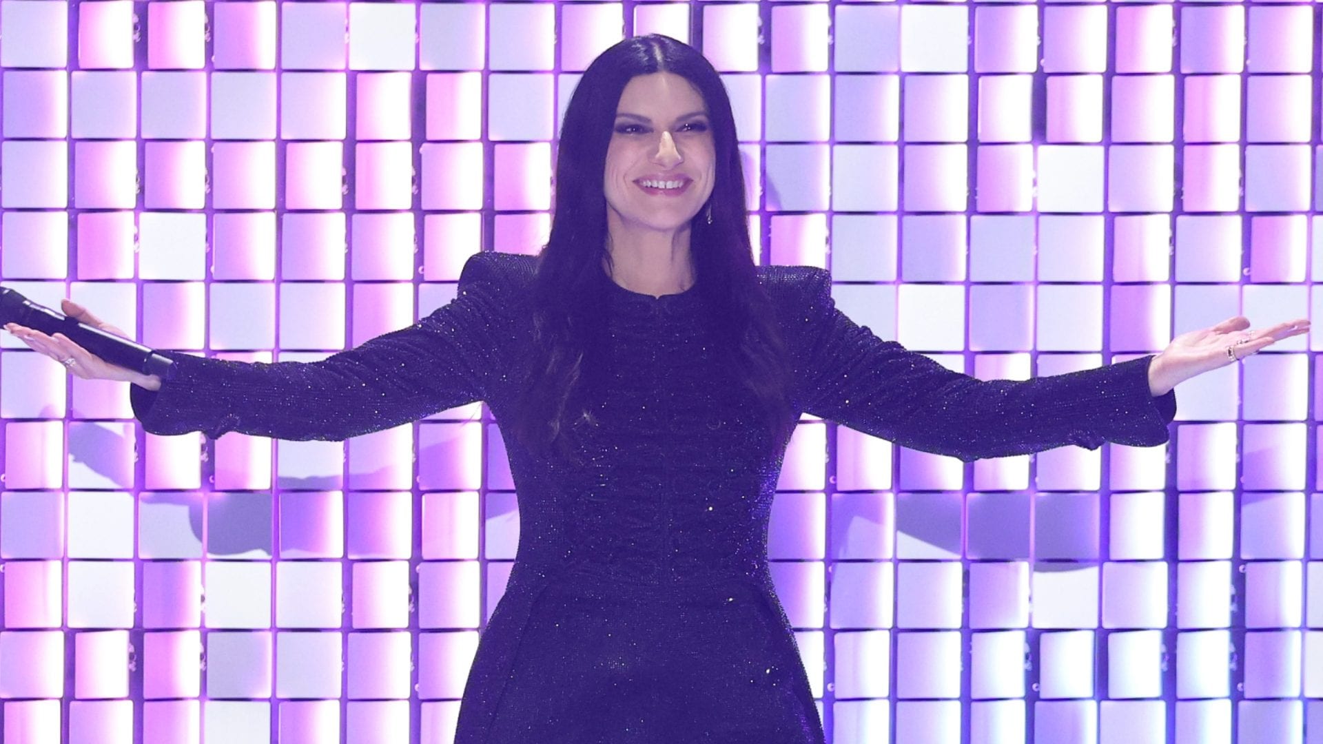 Laura Pausini continua a brillare a Sanremo 2026: gli abiti scintillanti della seconda serata