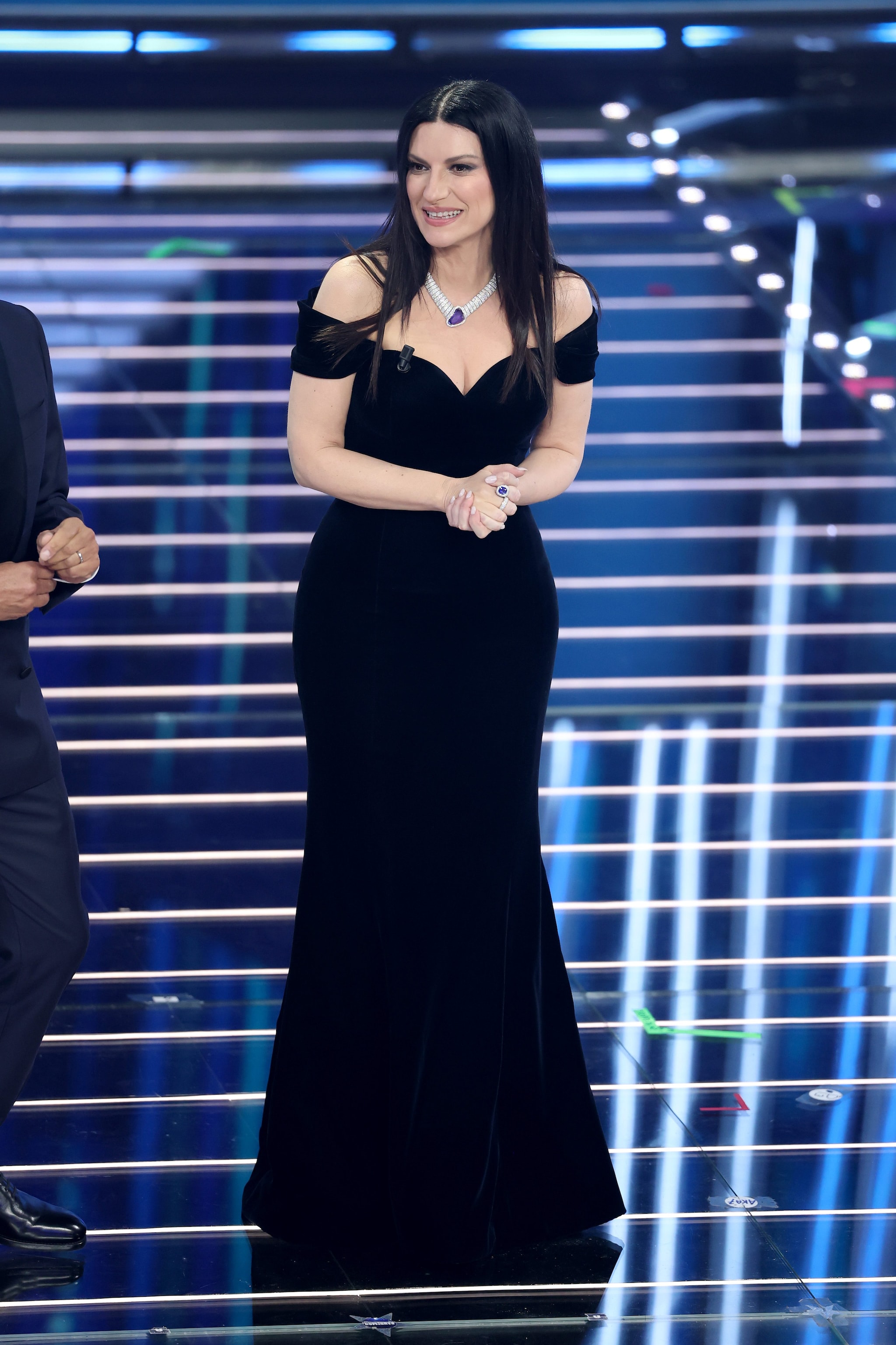Laura Pausini in Giorgio Armani con gioielli Pomellato