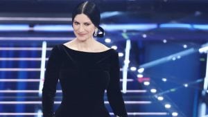 Laura Pausini cambia stile per la terza serata di Sanremo 2026: incanta con tulle e fiocchi nei look