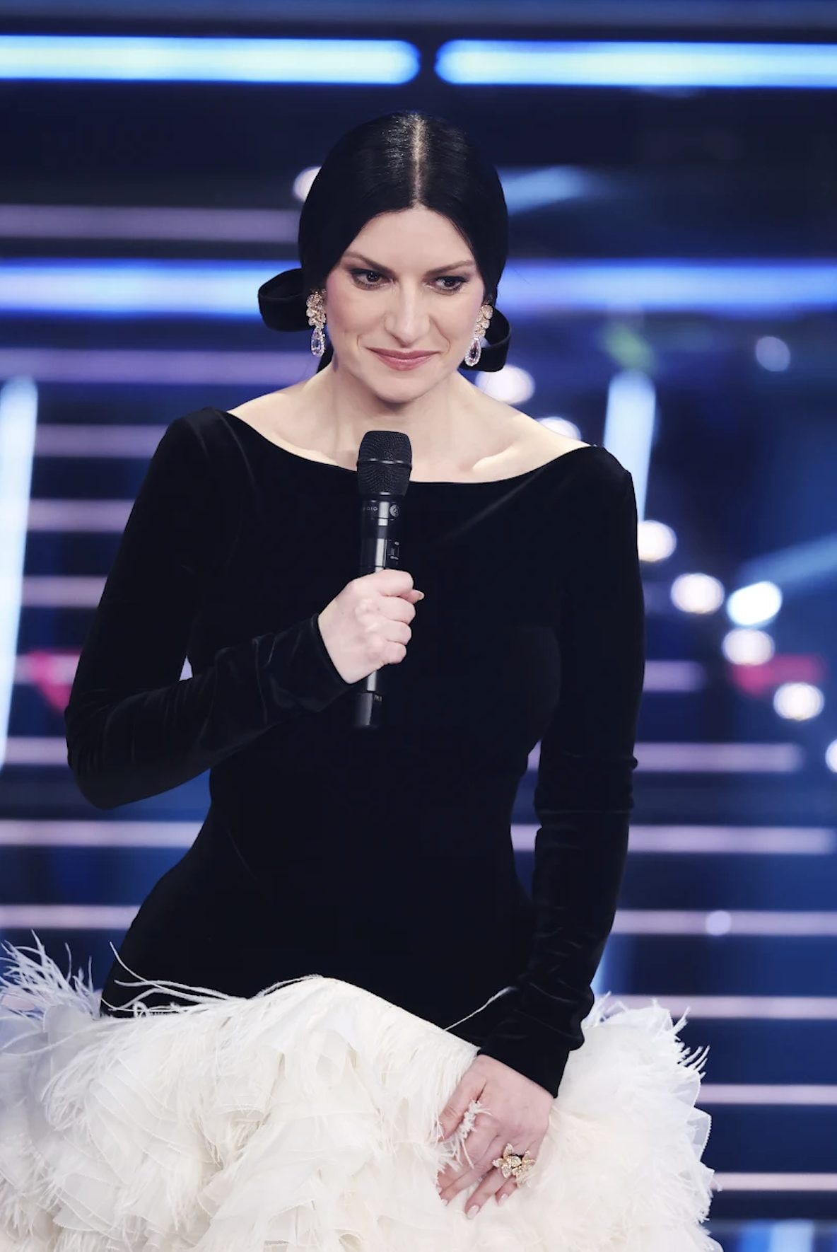 Laura Pausini indossa orecchini e anello Pasquale Bruni