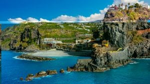 Dove si trovano le "Hawaii d'Europa", le isole incontaminate con panorami e spiagge mozzafiato