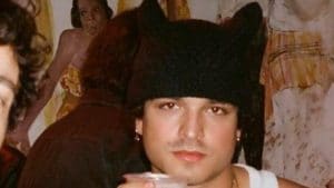 Leo Gassmann si prepara a Sanremo 2026 con i capelli con "le corna"