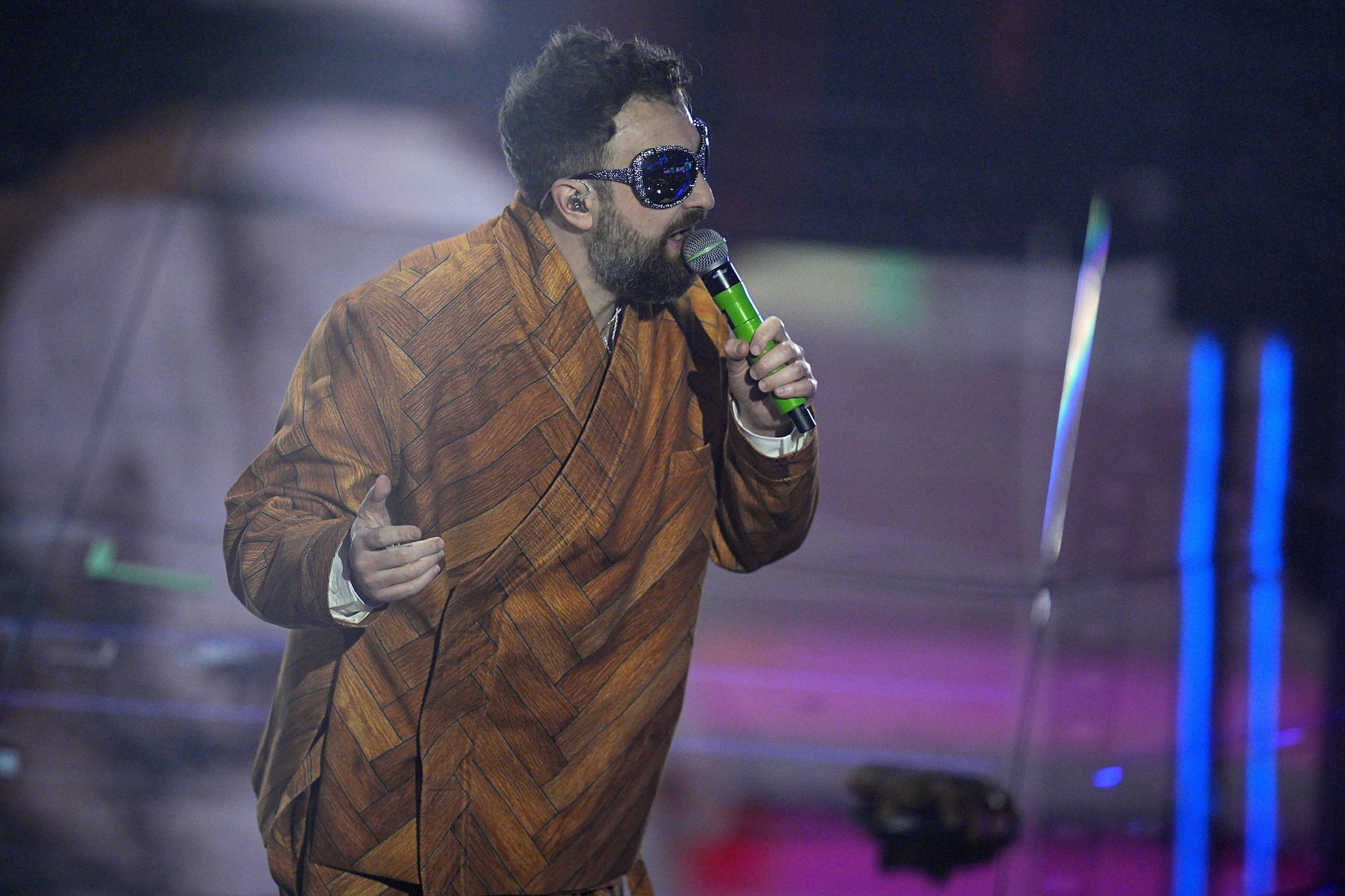 Il primo look di Dargen d’Amico