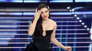 Ditonellapiaga piace perché "dà fastidio": a Sanremo si prende gioco della moda di Milano