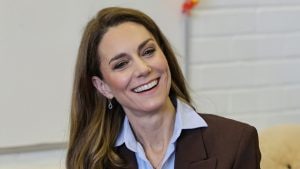 La trasformazione di Kate Middleton in stile preppy con intramontabile camicia azzurra
