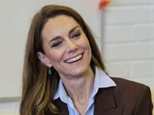 La trasformazione di Kate Middleton in stile preppy e quella camicia azzurra che non passa mai di moda