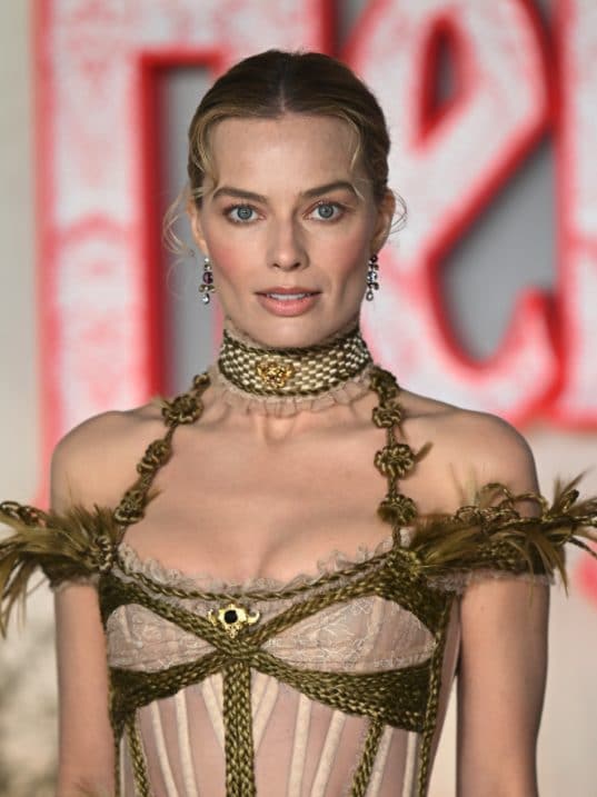 Margot Robbie indossa gioielli Boucheron