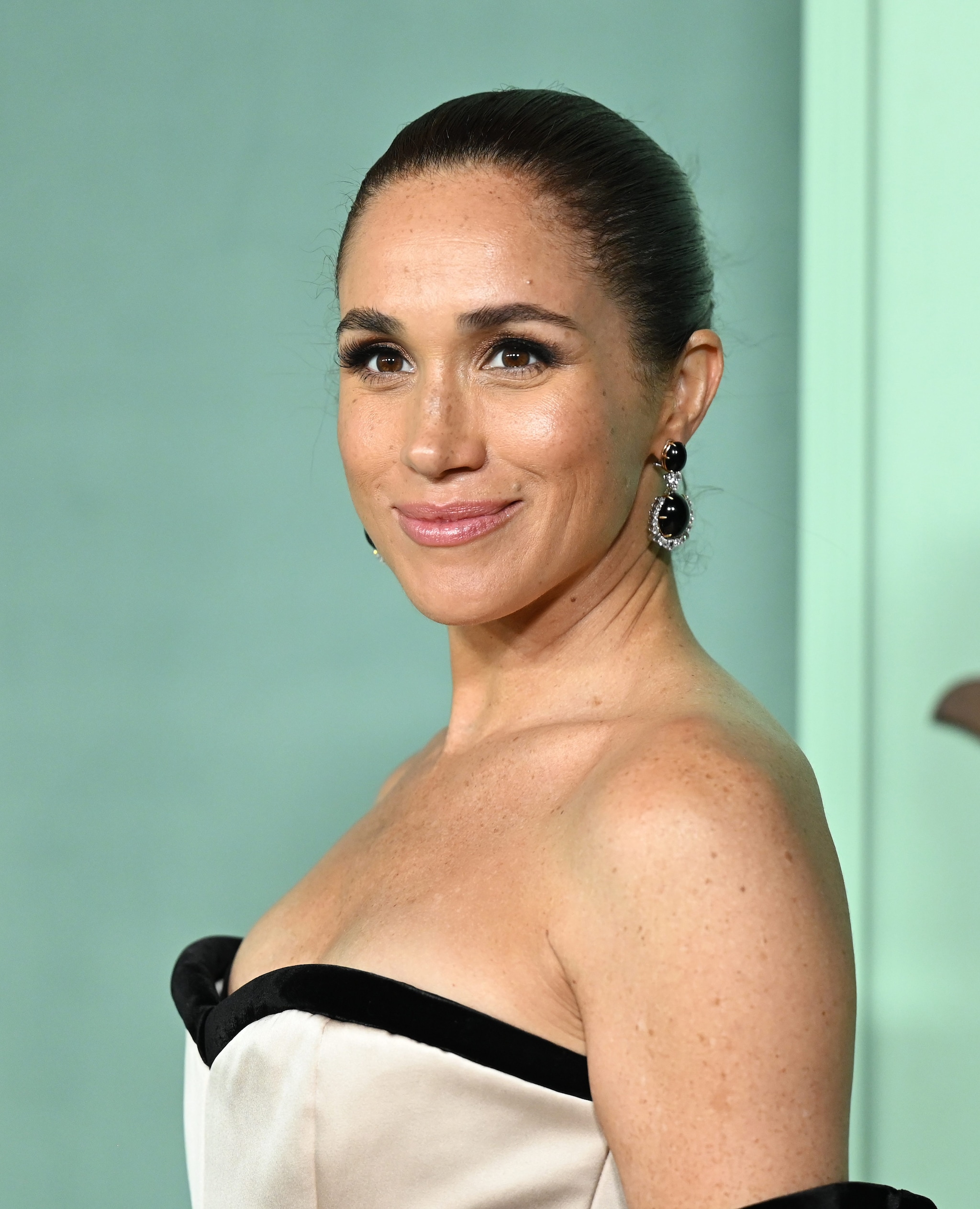 Meghan Markle indossa gioielli vintage della Maison Mèrenor