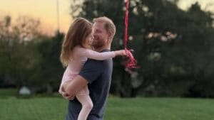 Meghan Markle pubblica una rara foto di famiglia con Lilibet: la dedica della duchessa