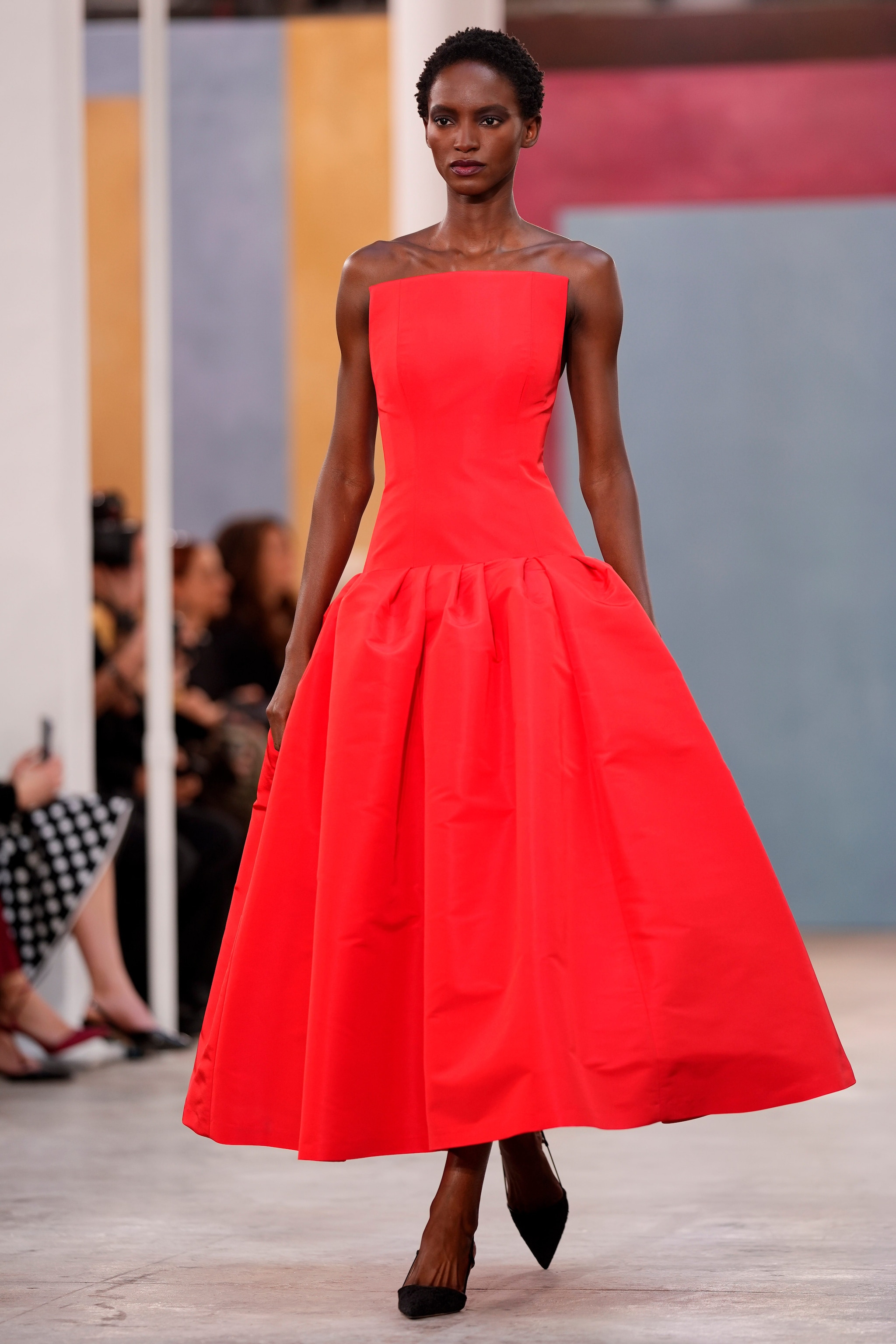 Un look della sfilata Autunno/Inverno 2026–2027 di Carolina Herrera
