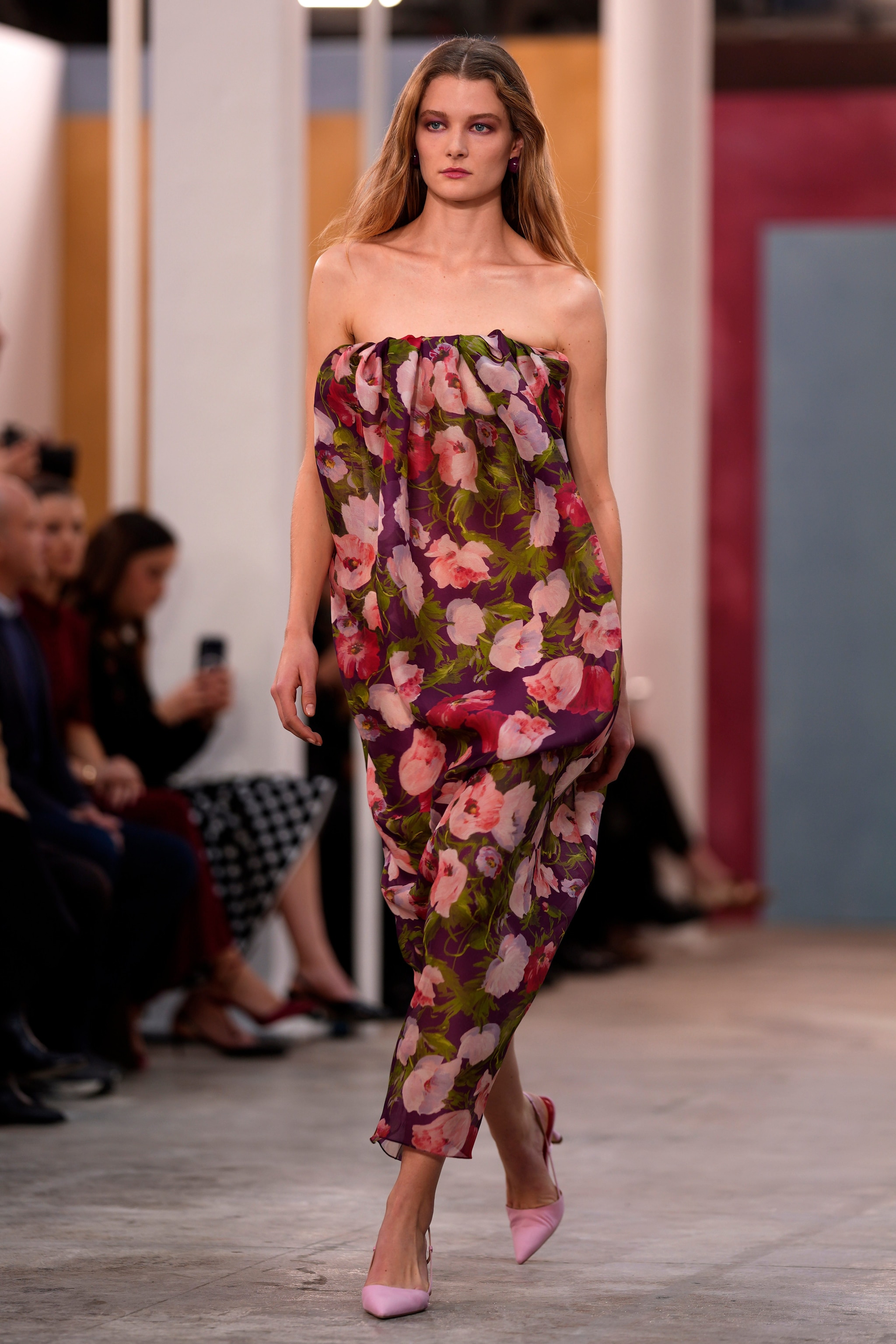 Un look della sfilata Autunno/Inverno 2026–2027 di Carolina Herrera