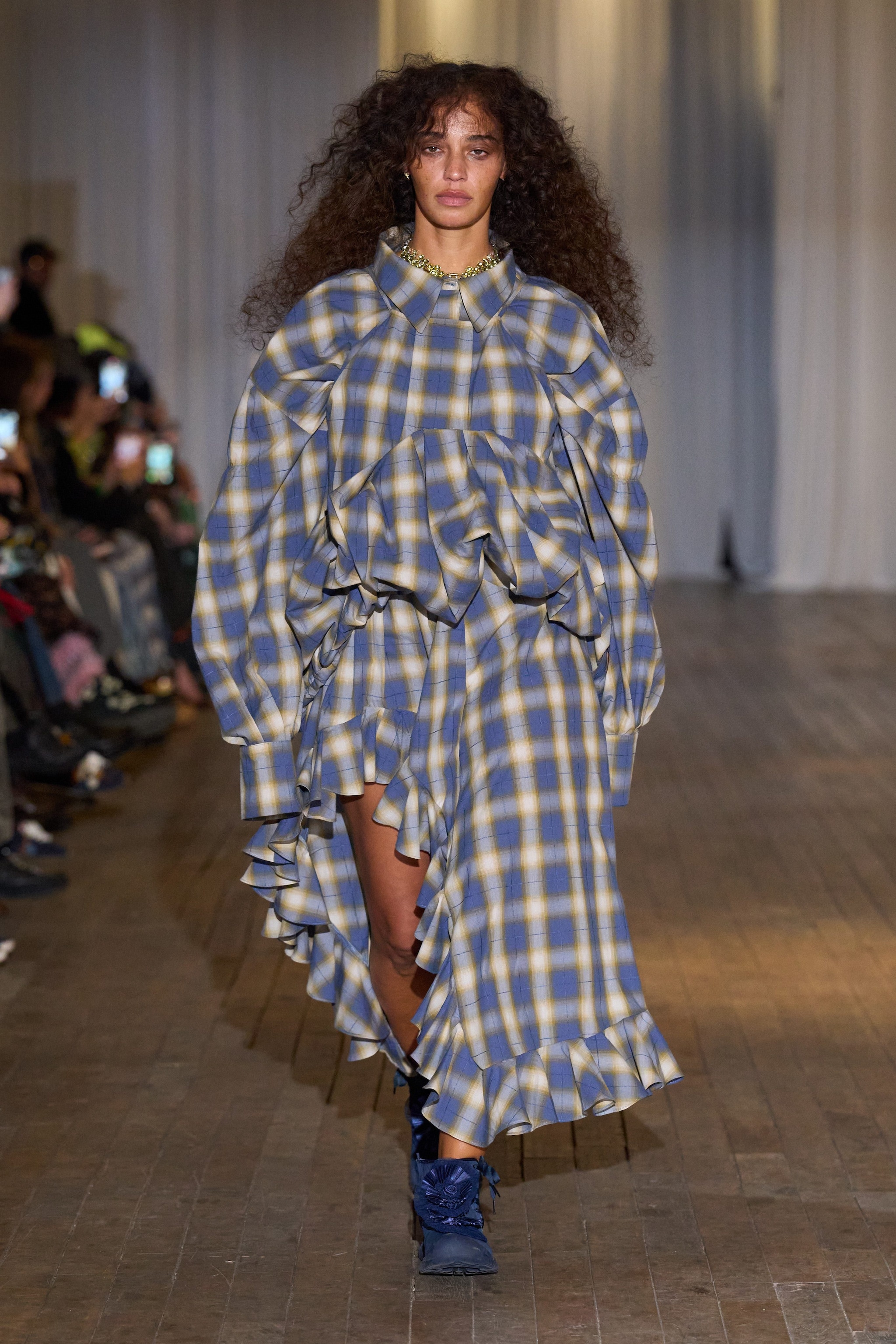 Un look della sfilata Autunno/Inverno 2026–2027 di Collina Strada