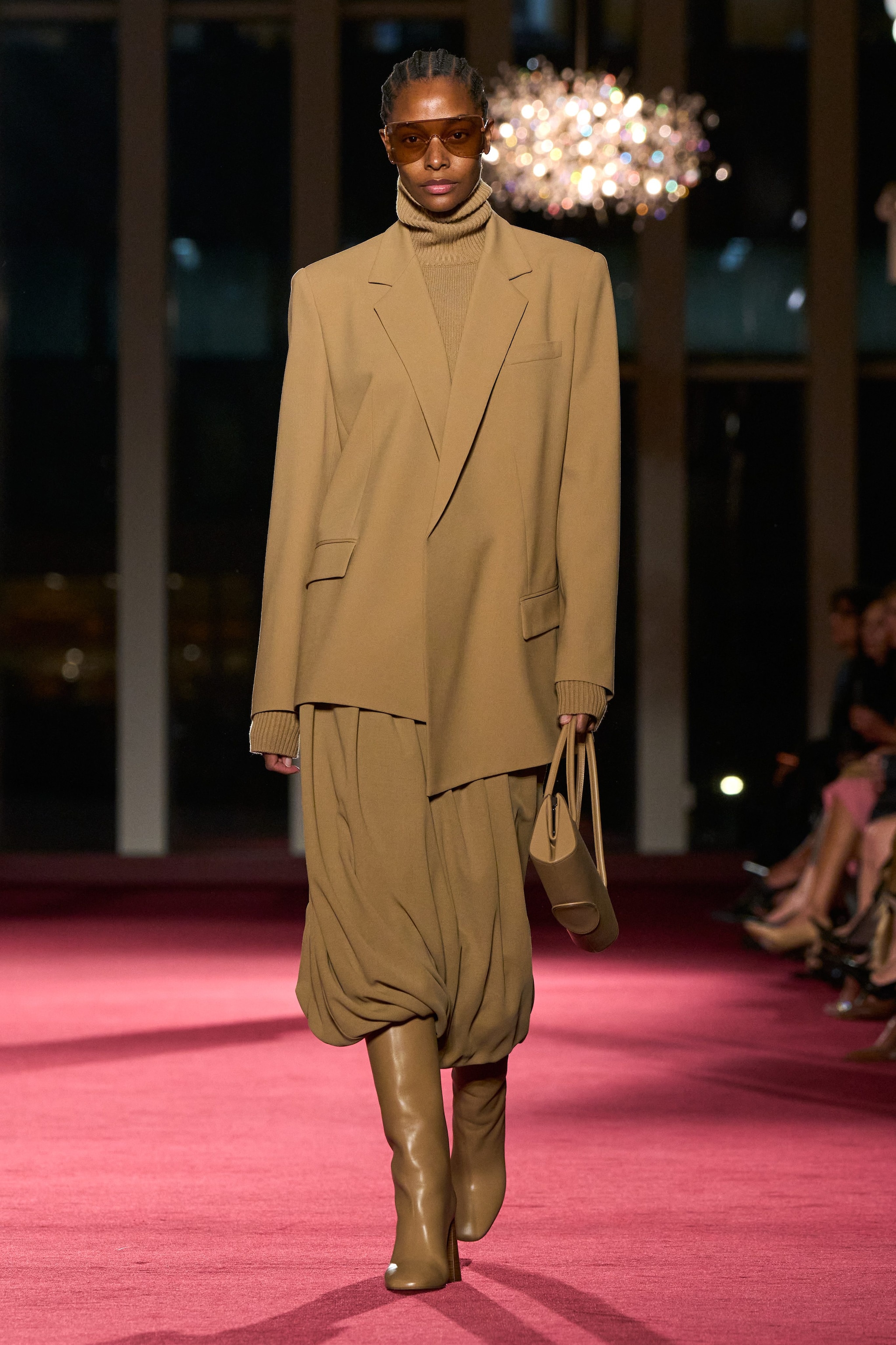 Un look della sfilata Autunno/Inverno 2026–2027 di Michael Kors Collection