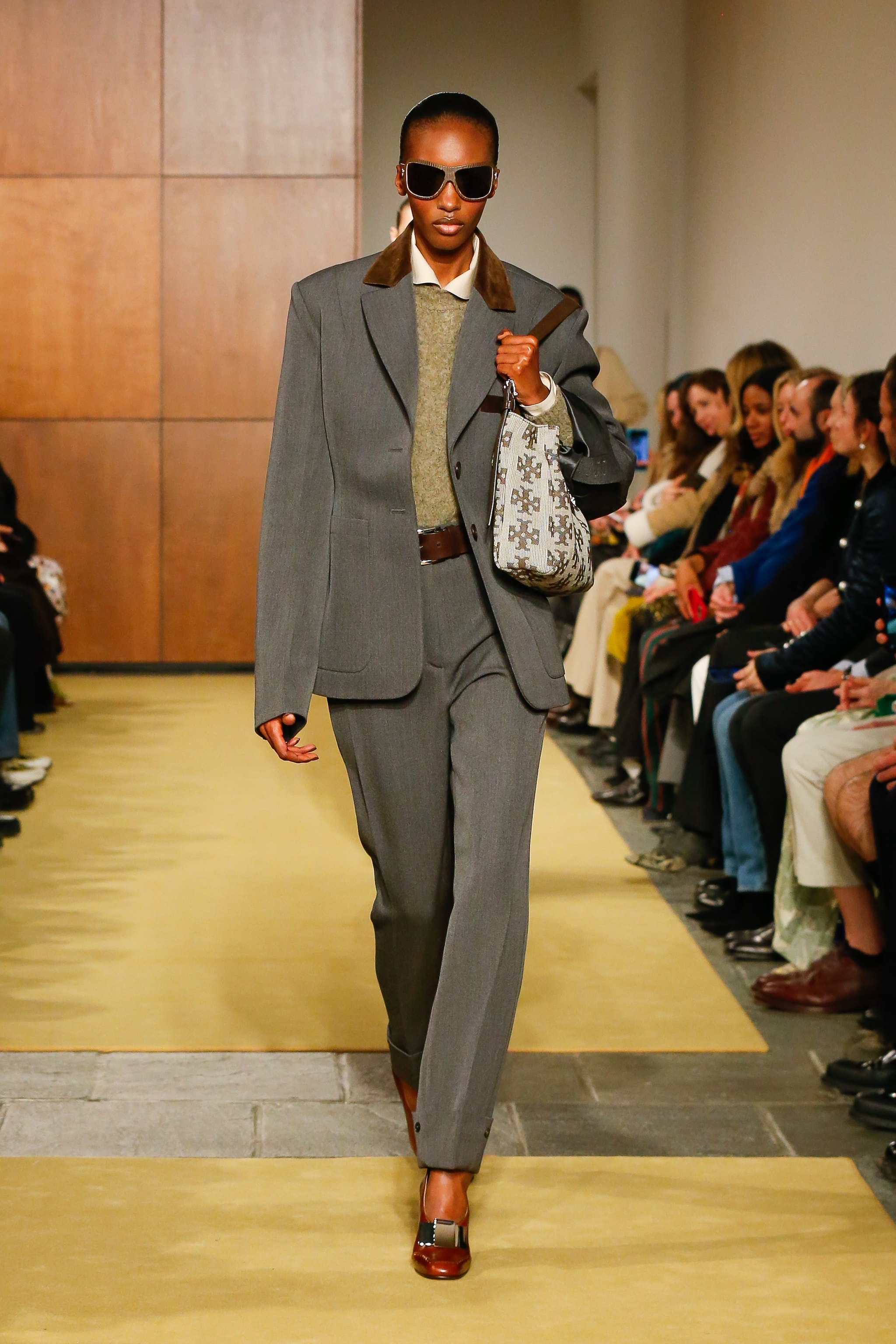 Un look della sfilata Autunno/Inverno 2026–2027 di Tory Burch