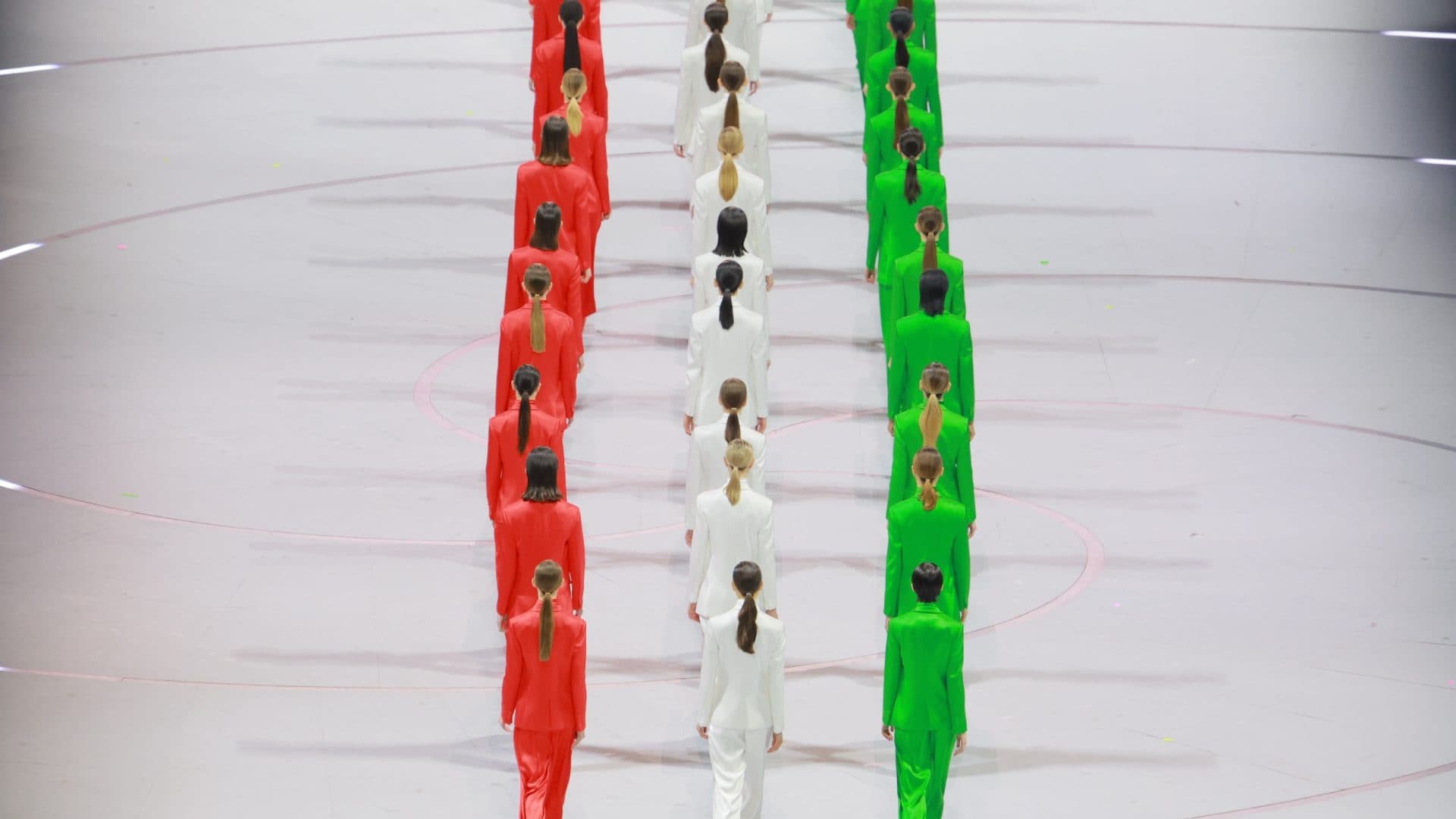 L'omaggio a Giorgio Armani a Milano Cortina: alla cerimonia di apertura va in scena una sfilata tricolore