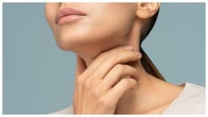 Peli sul mento, l'endocrinologo: "Pinzette e laser non bastano, bisogna andare all'origine del problema"