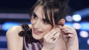 Pilar Fogliati "perde" l'orecchino da oltre 20mila euro sul palco 